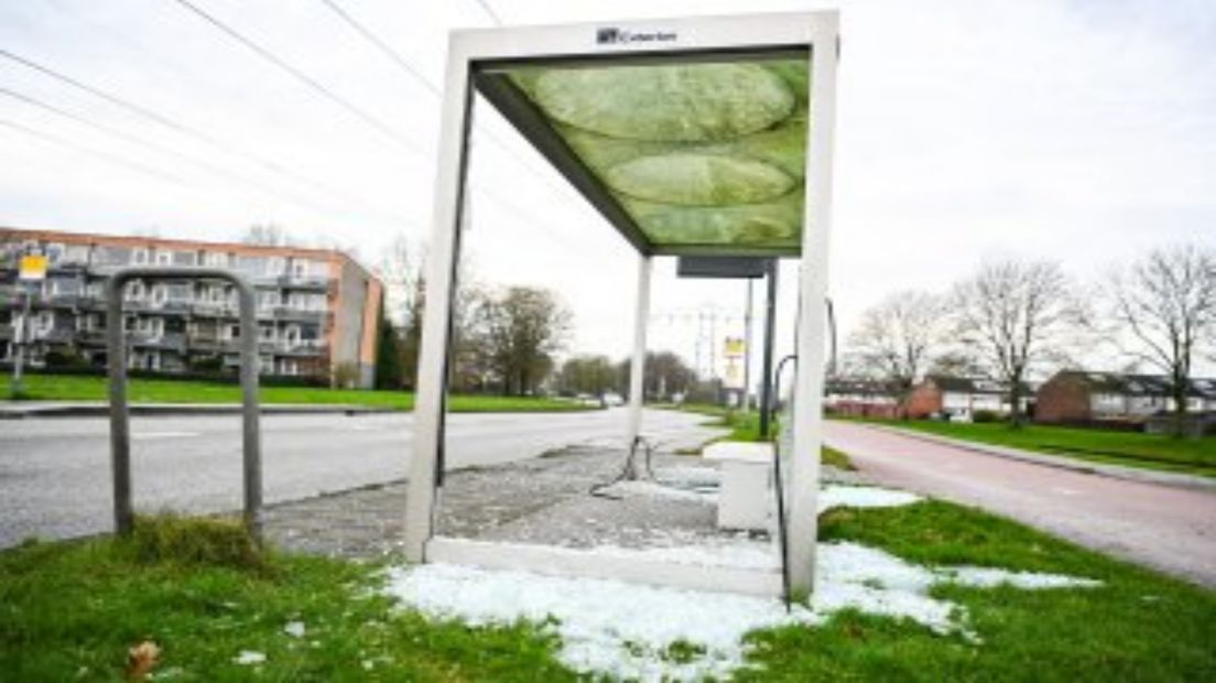 De ramen van het bushokje werden vernield