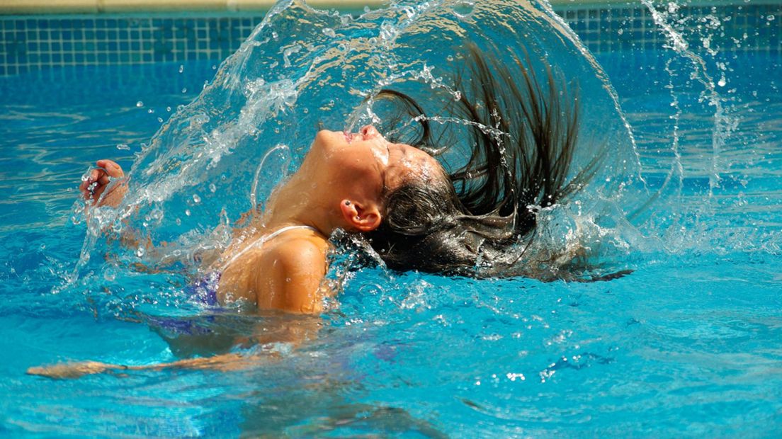 Een meisje aan het zwemmen.