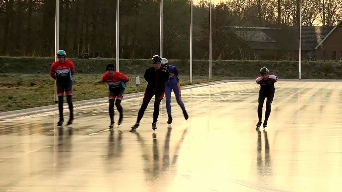 Schaatsers op de ijsbaan van de Winterswijkse IJs Vereniging.