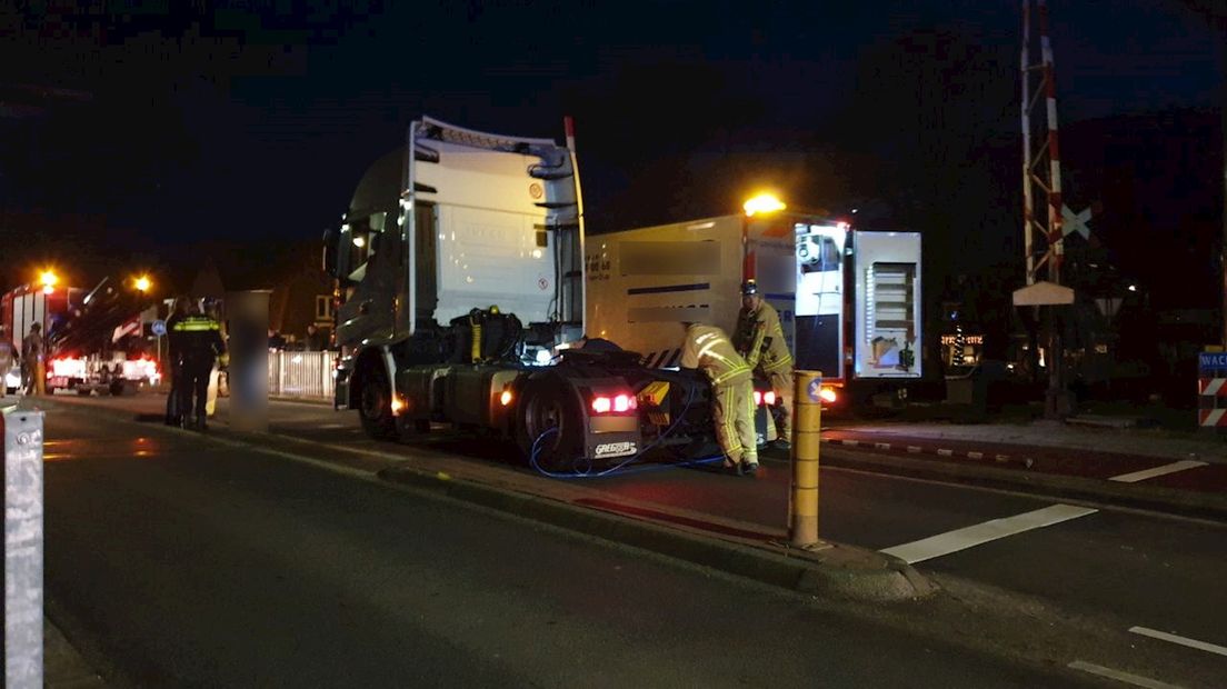 Vrachtwagen staat met vastgelopen remmen stil op het spoor in Hengelo