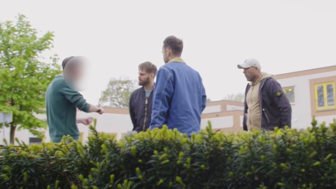 De Hengelose 'afslankpillenbaron' reageert furieus als programmamaker Tim Hofman onaangekondigd op de stoep staat.