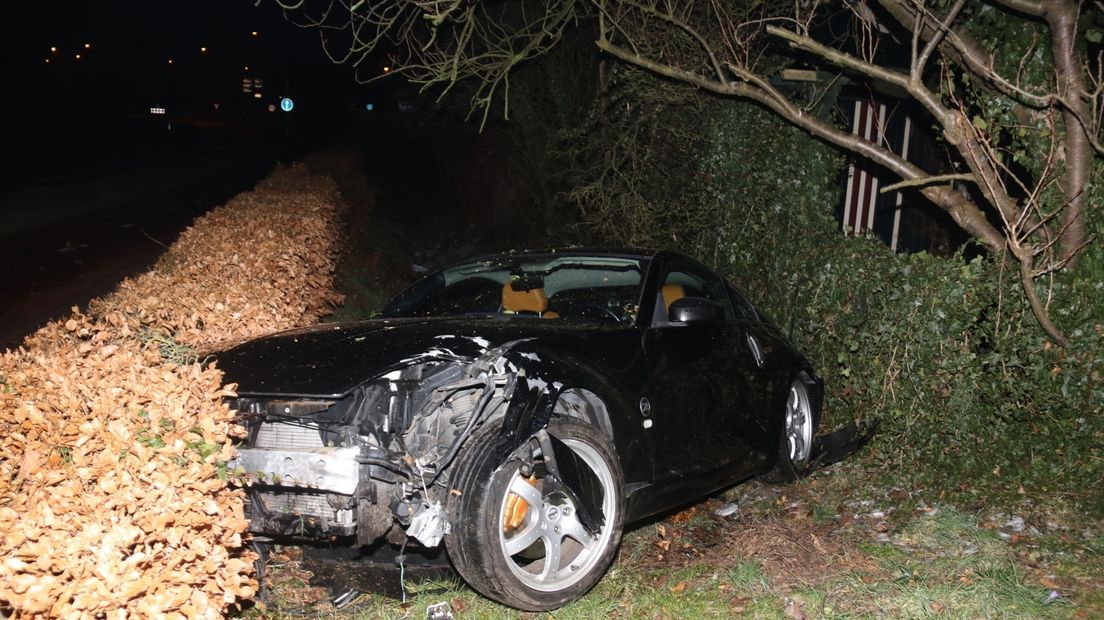 Auto in greppel in Sint-Maartensdijk