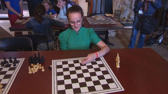 Fleur (13) schaakt tegen tien tegenstanders tegelijk