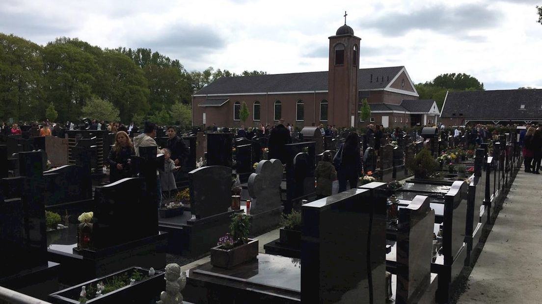 Drukte op de begraafplaats bij het Syrisch-Orthodoxe klooster