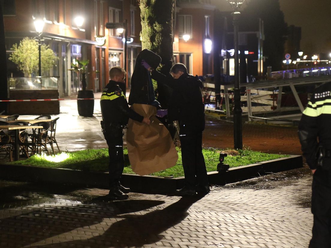 De politie stelt het wapen van de schietpartij veilig