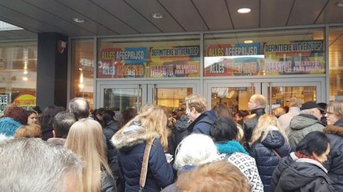Drukte bij opheffingsuitverkoop bij V&D in Hengelo