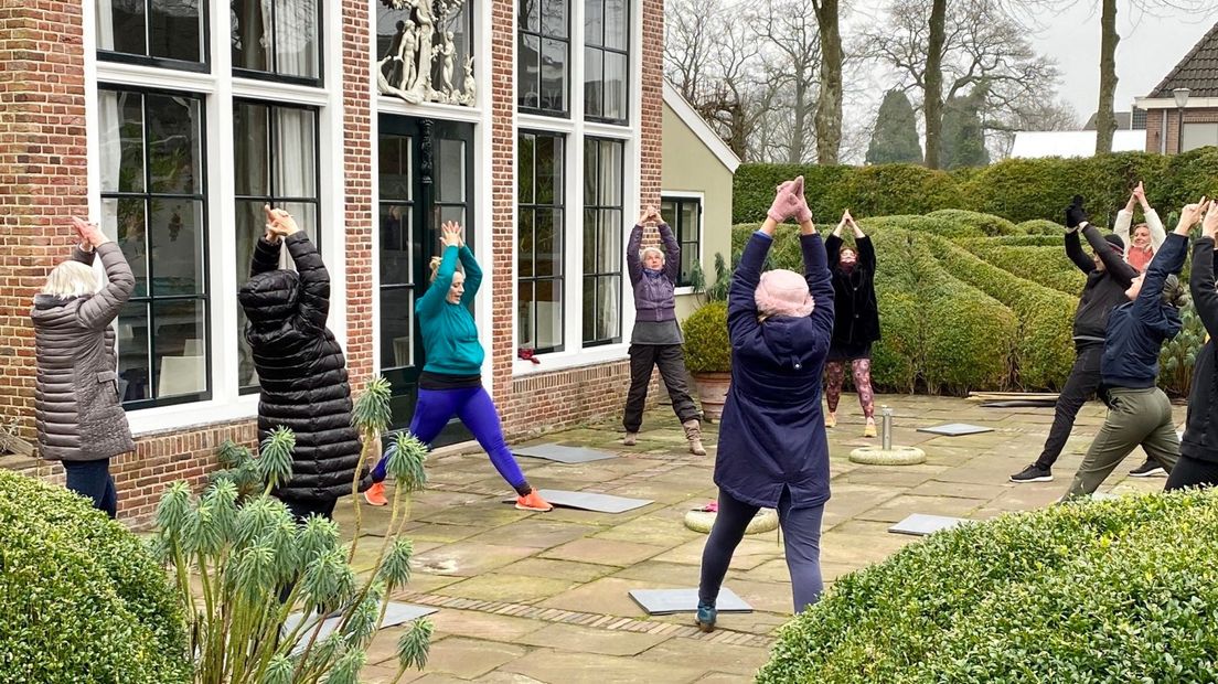 In de tuin van Museum De Buitenplaats werd een yogales gegeven