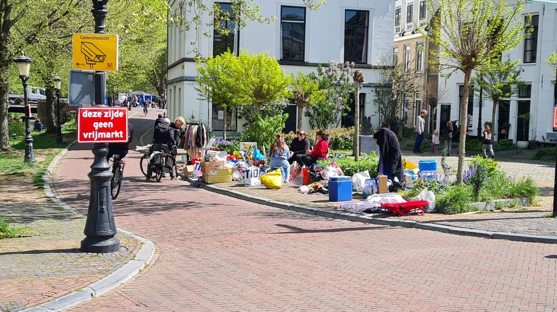 De eerste verkopers zaten vandaag al vroeg op hun plek