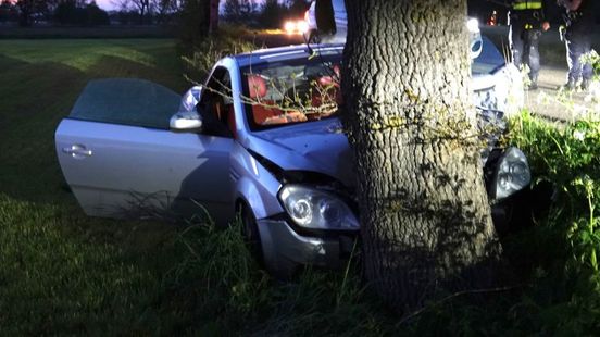112 nieuws: Automobiliste raakt gewond bij botsing tegen boom in Dedemsvaart.