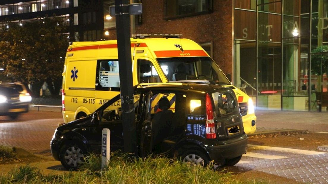 Auto belandt tegen lantaarnpaal