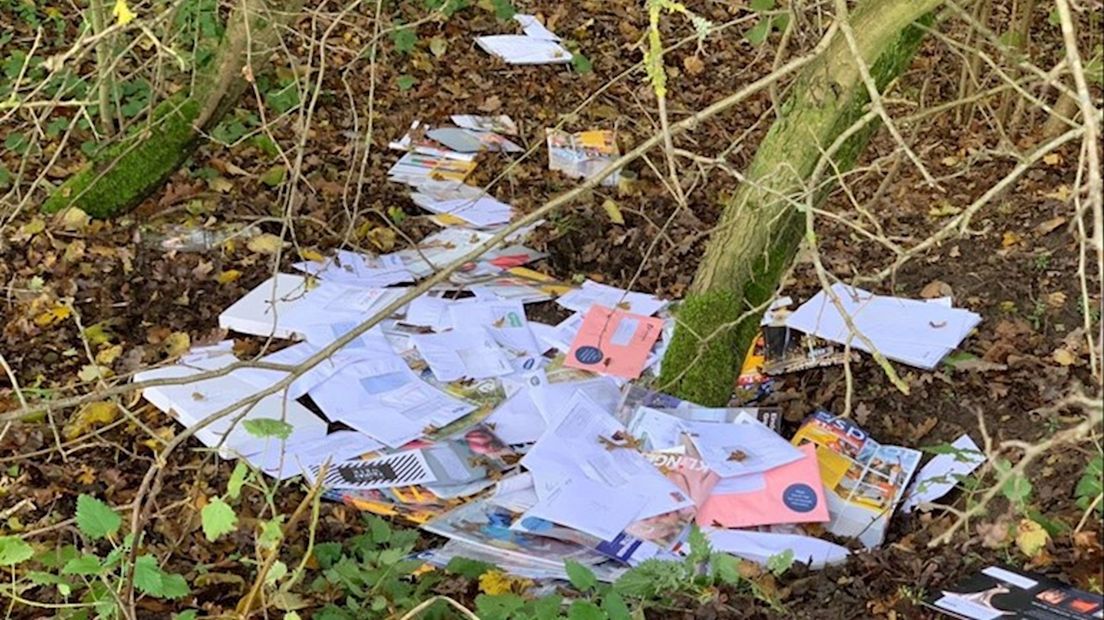 Grote hoeveelheid post gedumpt bij industrieterrein in Oldenzaal