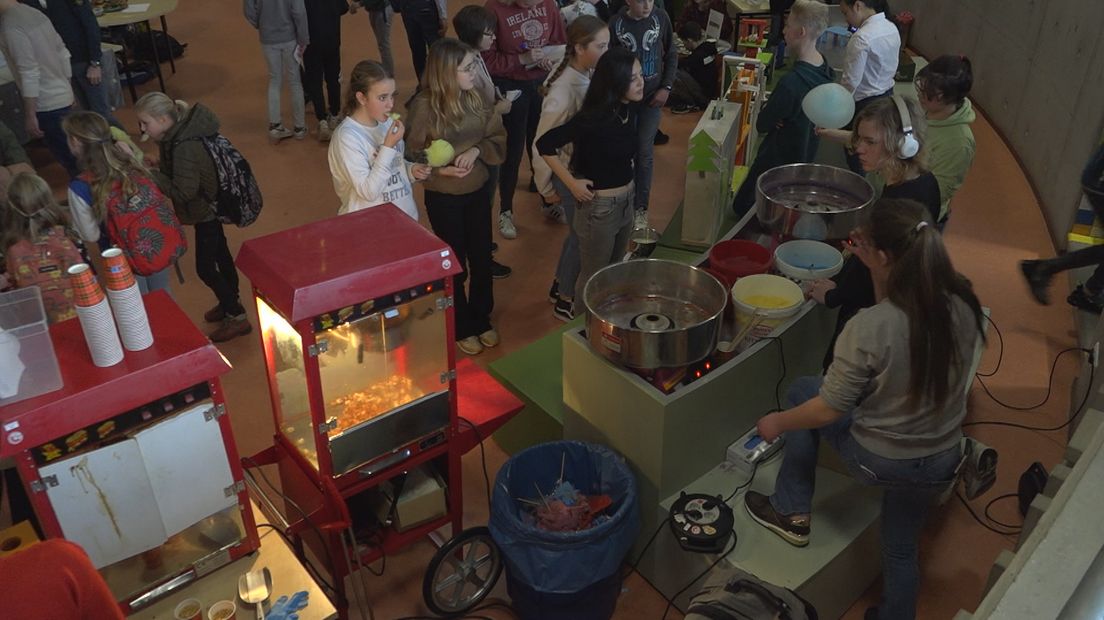 Middelbare scholieren in actie voor voedselbank Venlo - 23 dec 2022