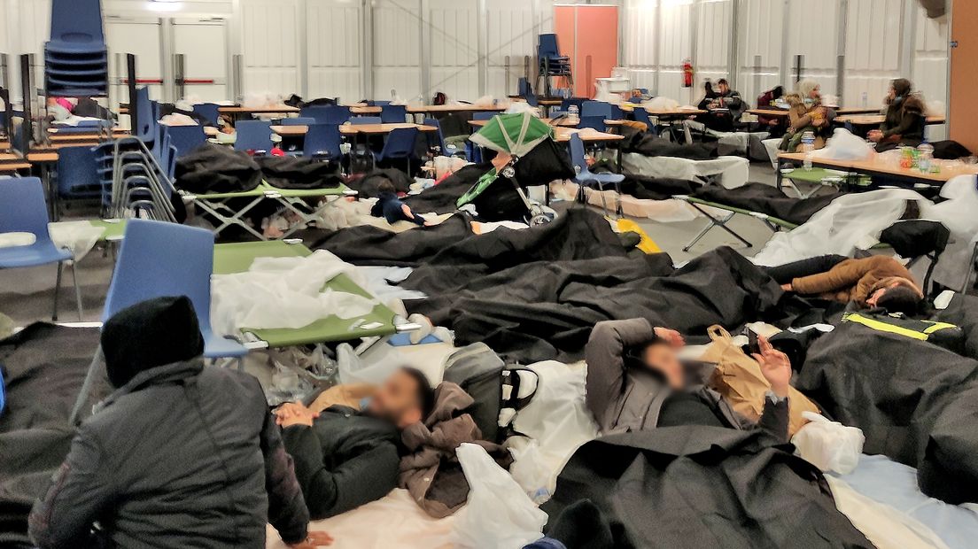 Een volle slaapzaal in de nachtopvang van het aanmeldcentrum in Ter Apel