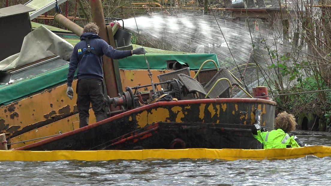 Vanuit het water wordt gekeken waar er eventuele lekker zitten
