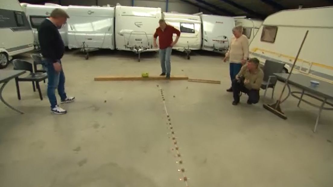 Neuten schaiten tussen de caravans
