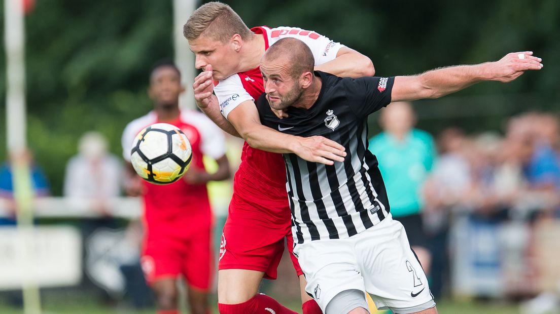 Daniel Wissel van GOES in fel duel met Pim Olthuis van Silvolde