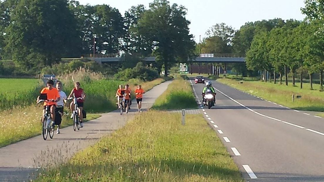Team de Almeloopers passeert Bornebroek tijdens de Roparun
