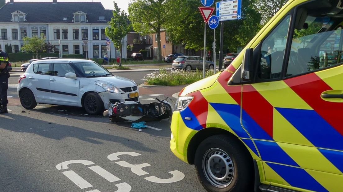 Auto botst tegen scooter, bestuurder van scooter raakt gewond