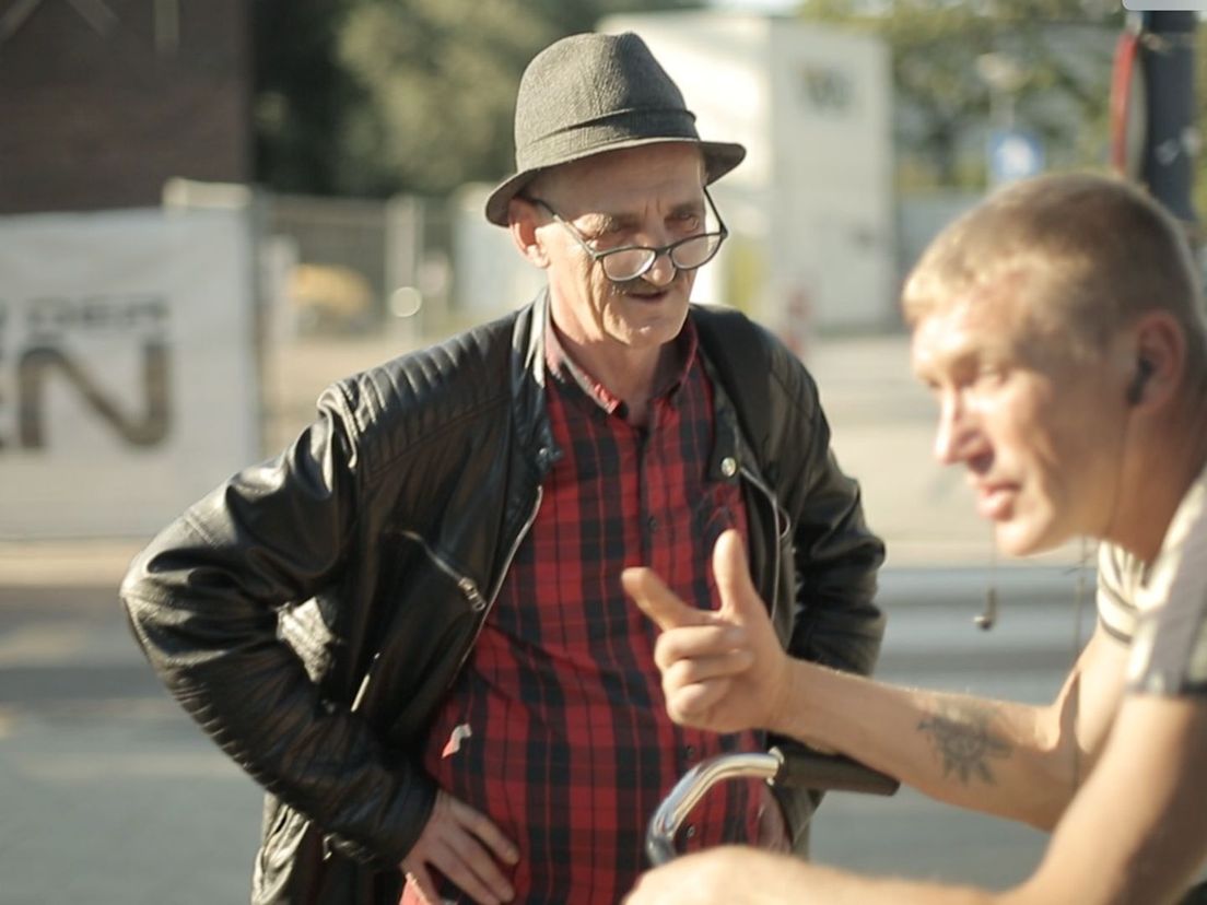 Leszek weet precies hoe hij met dakloze arbeidsmigranten moet communiceren: "Ik spreek hun taal"