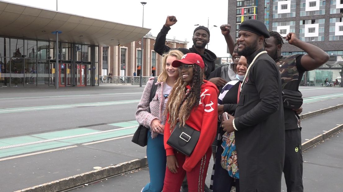 Esther uit Wijchen (in rood) gaat op de foto met de activisten