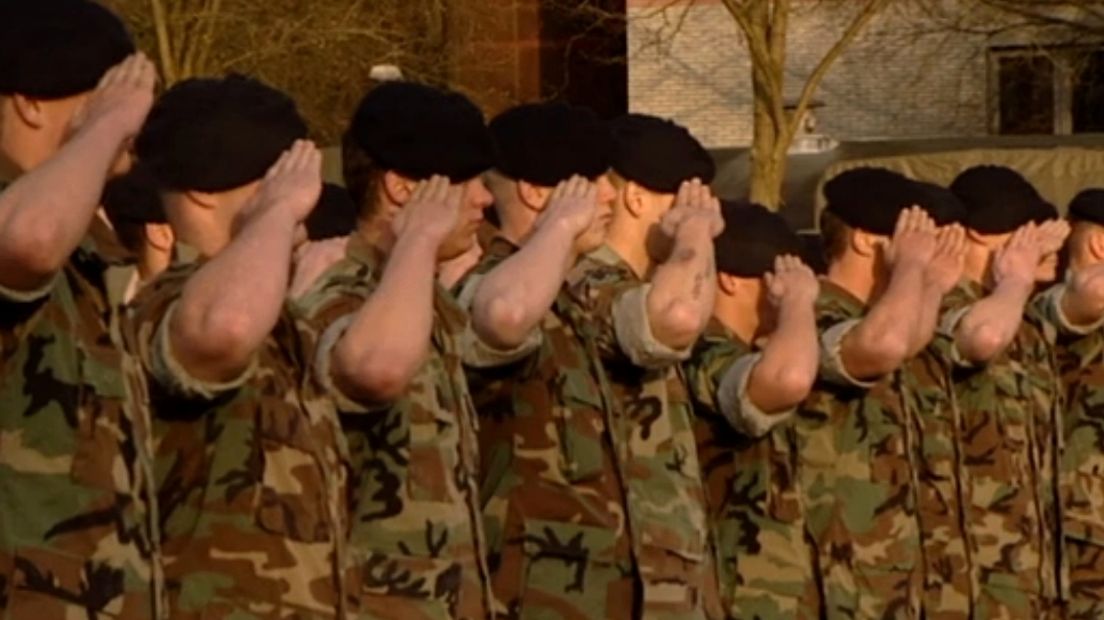 Mariniers salueren tijdens oefening