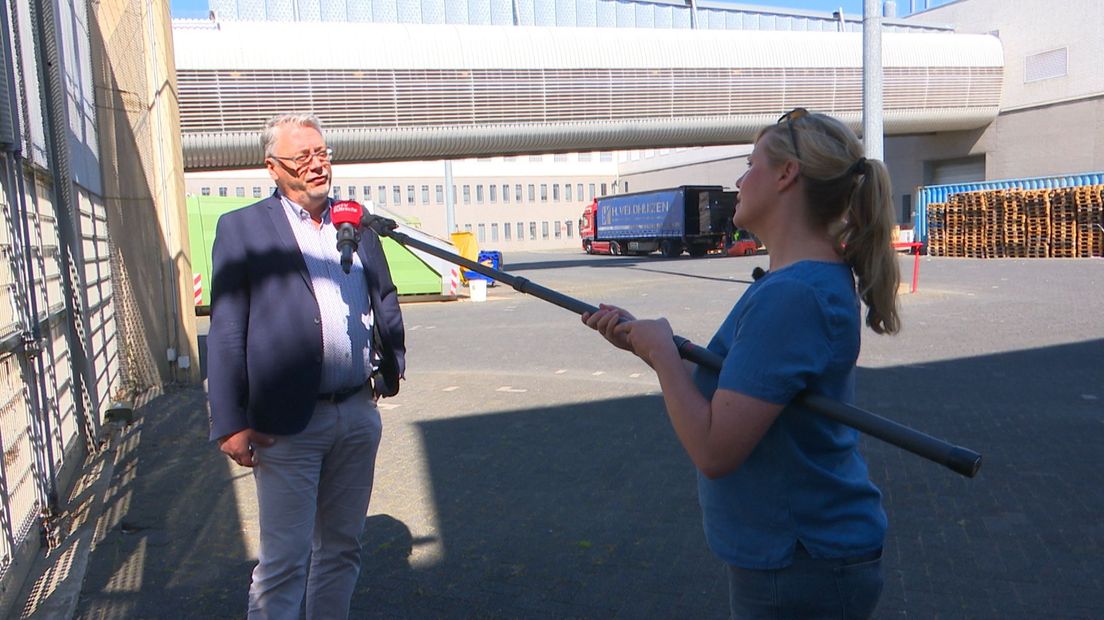 Margreet interviewt de directeur op gepaste afstand