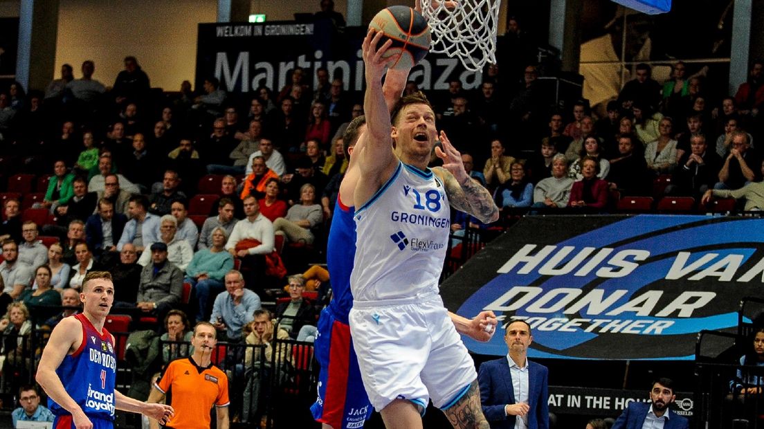 Viktor Gaddefors heeft oog voor de bal