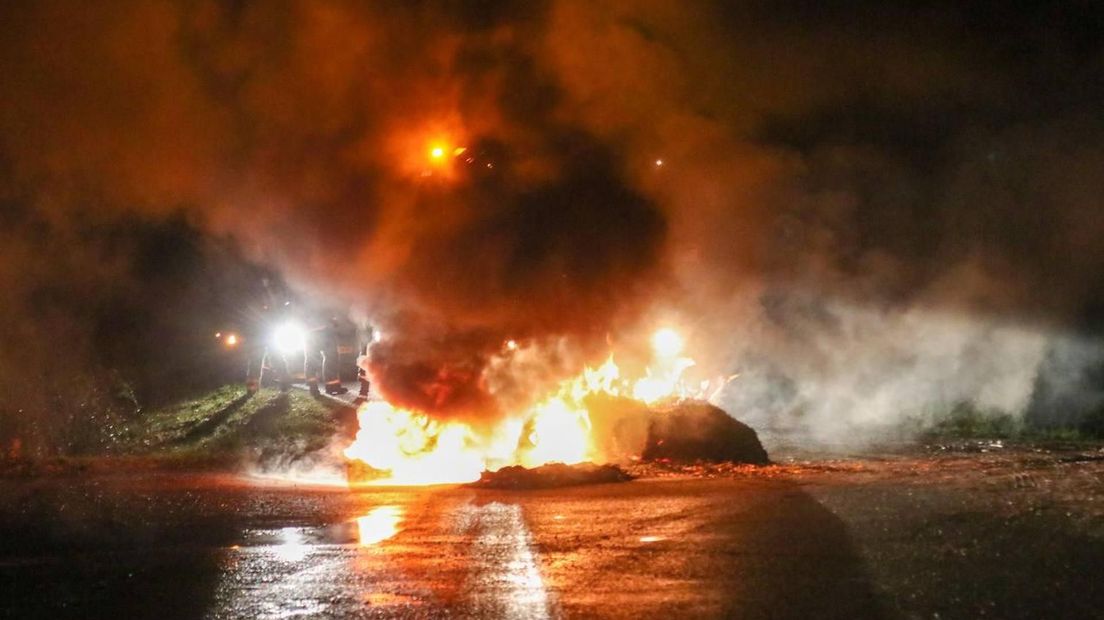 Autobanden staan in brand op de Leidijk bij Opende