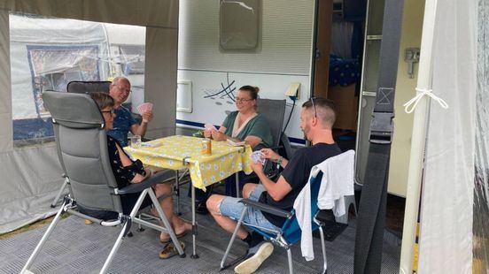 Kaarten in de voortent of in regenjas naar buiten: weer deert kampeerder niet