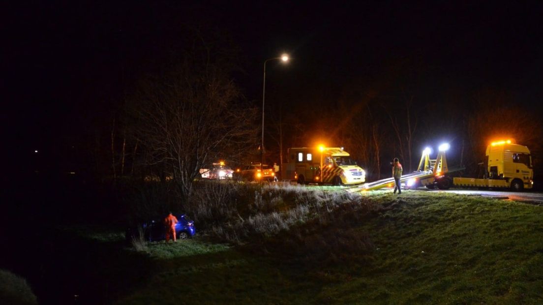 De hulpdiensten zijn ter plaatse bij de op- en afrit bij de Tonckelweg in Ommelanderwijk