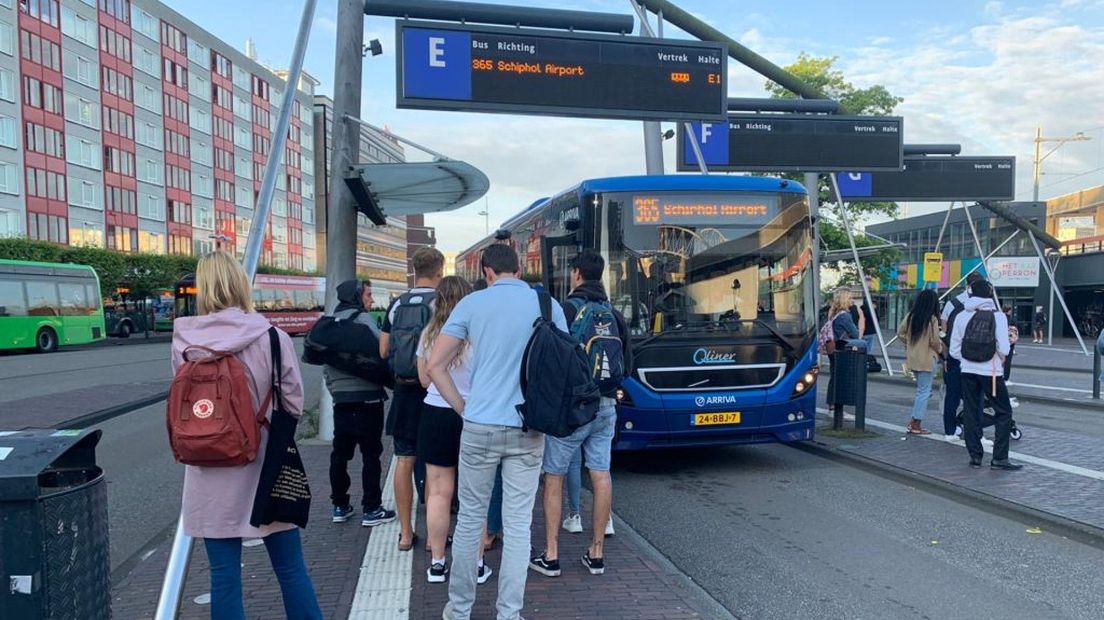Drukte bij de bussen op Leiden Centraal