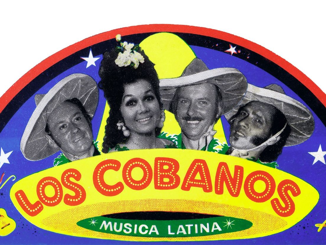 Sticker van Los Cobanos uit de oude doos, vlnr Daan, Maudy, Kees, Frans Pattiwael.