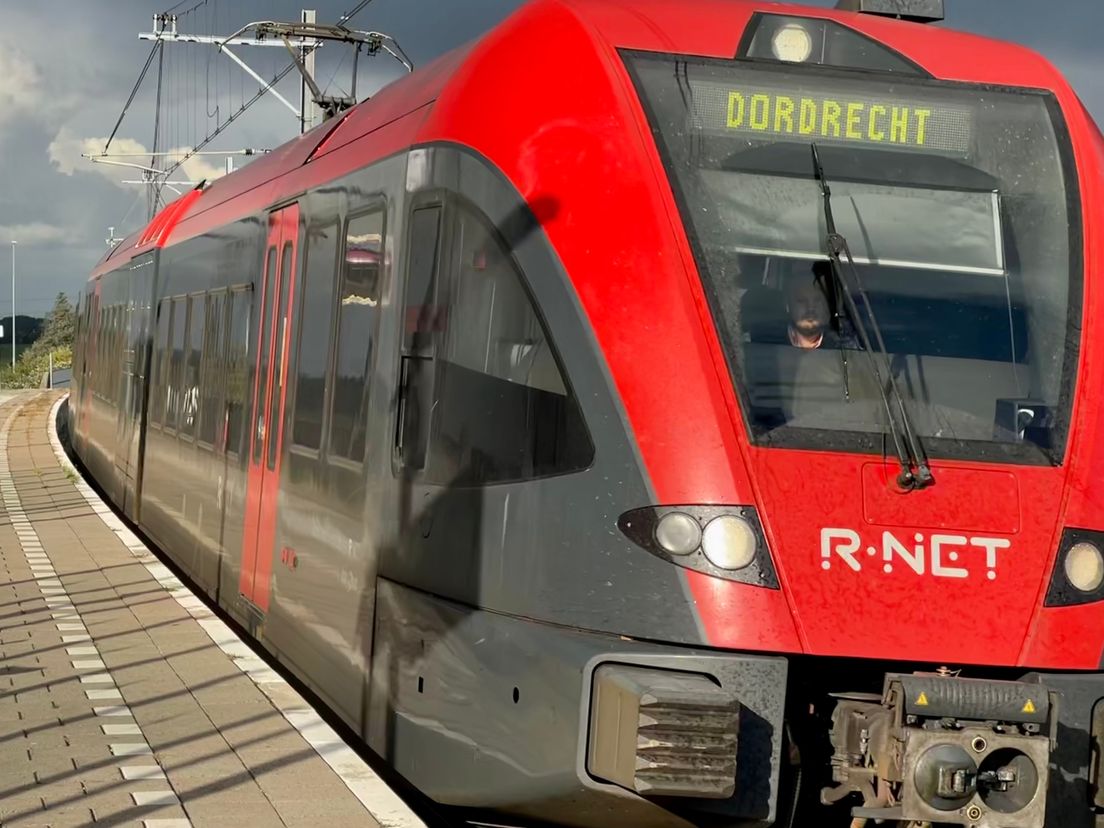 RNet-trein op de MerwedeLingelijn van QBuzz