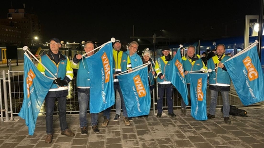 Boos Arriva-personeel protesteert vlak voor vertrek van de nachttrein
