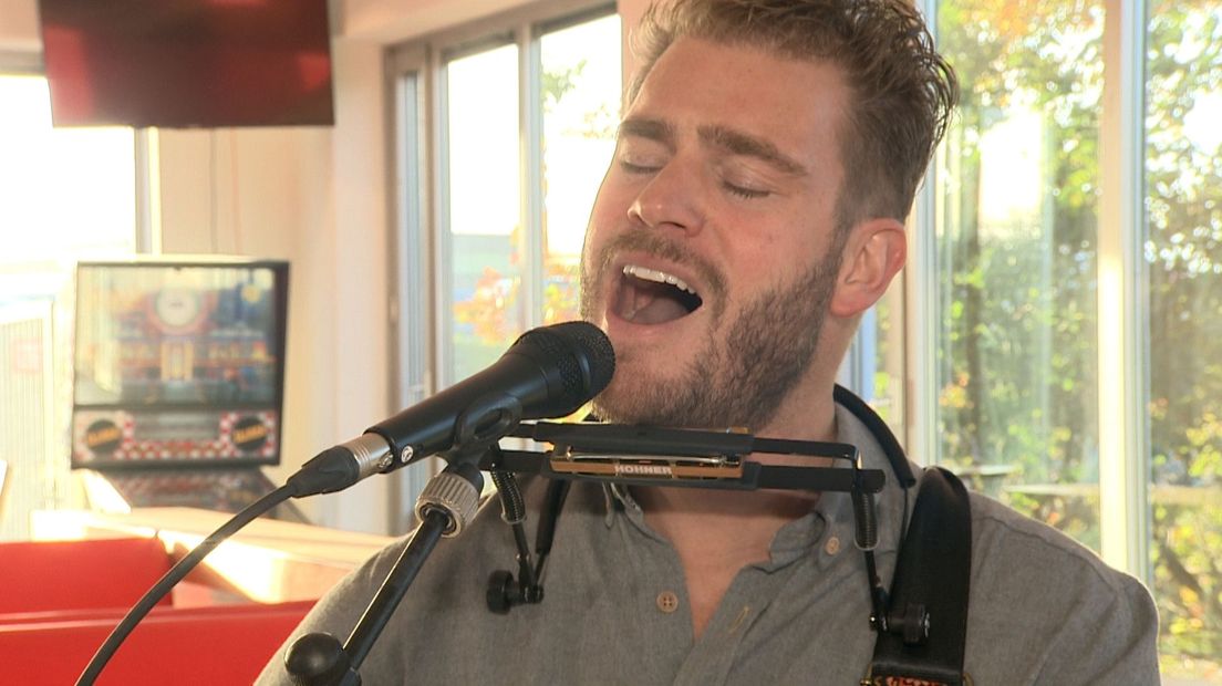 Tim Akkerman zingt tijdens het Stoptober-ontbijt bij Omroep West