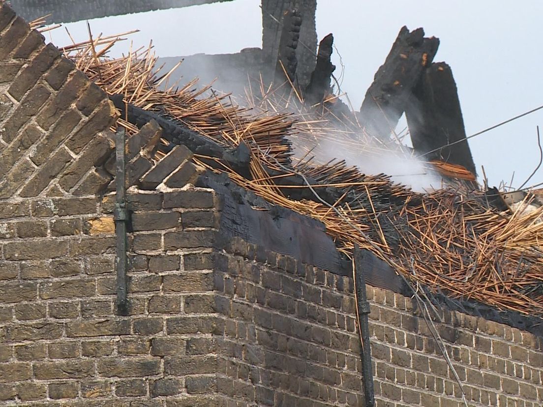Het dak van de afgebrande woning in Brandwijk dat is verwoest