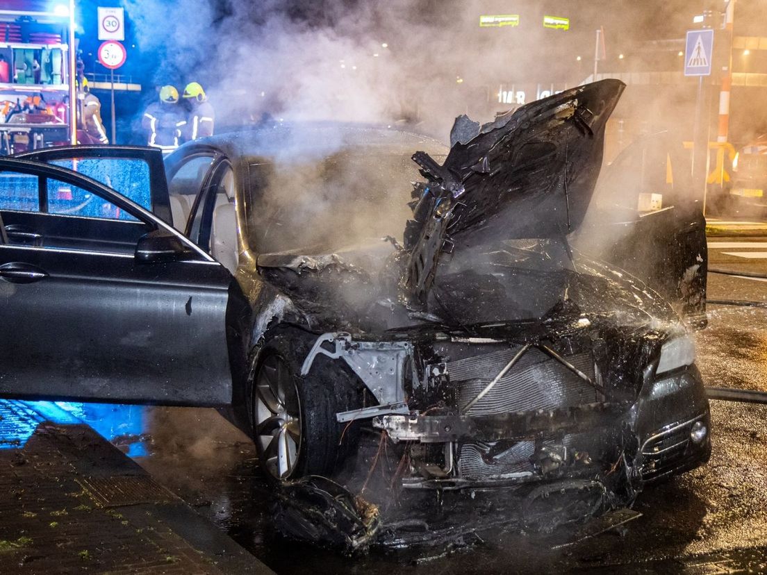 Deze auto vloog in de brand terwijl de bestuurder er nog in zat