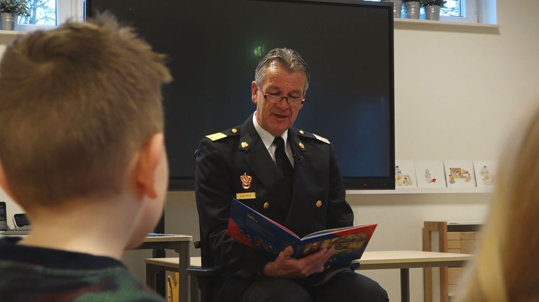 Brandweercommandant Stephan Wevers leest groep 1 voor