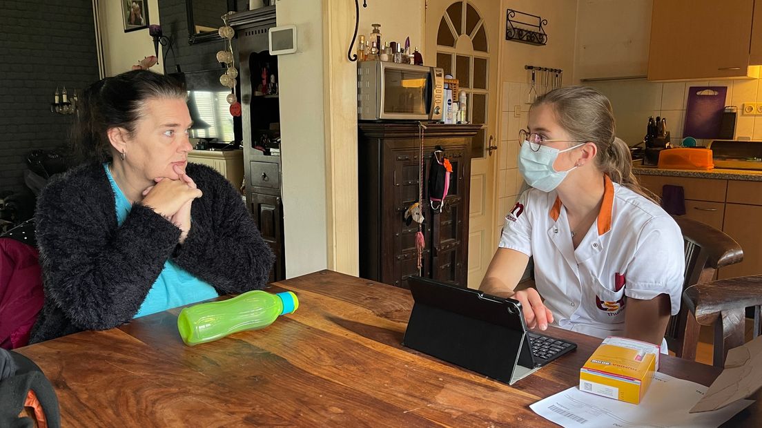 Brigitte en Jonieke bespreken hoe het gaat