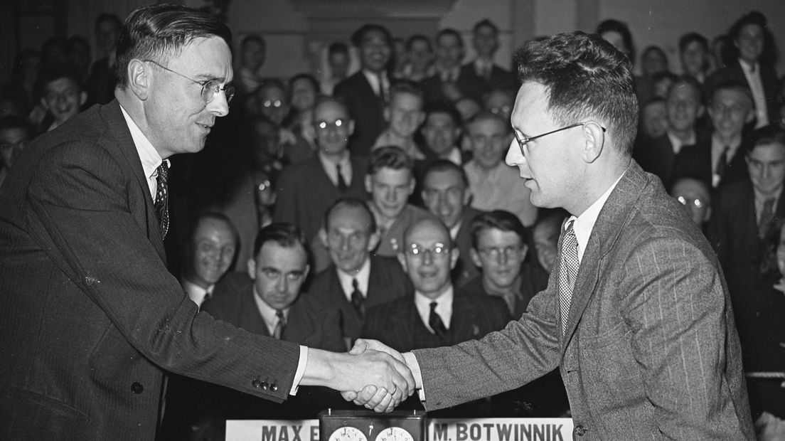 Max Euwe (links) en Michail Botwinnik besluiten tot remise tijdens het Staunton Wereldschaaktoernooi in 1946 in de Harmonie