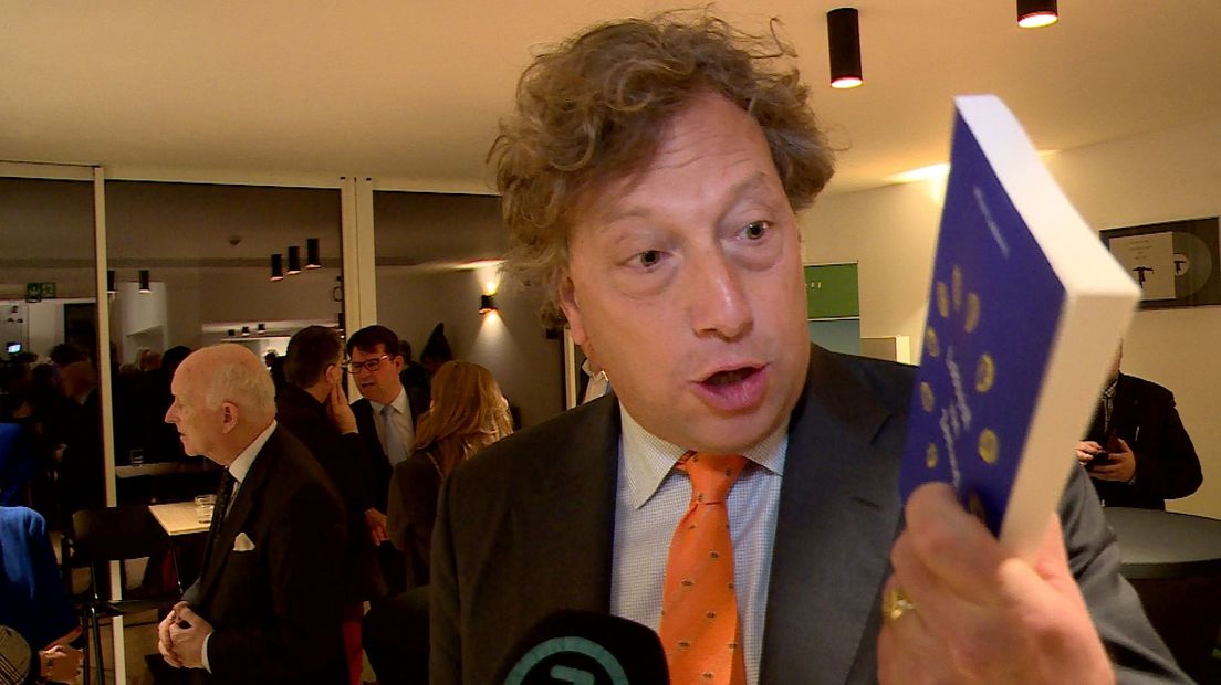 De Nederlandse ambassadeur in België Jan Pieter Kleiweg de Zwaan vindt het boek van Milos Labovic nuttige lectuur