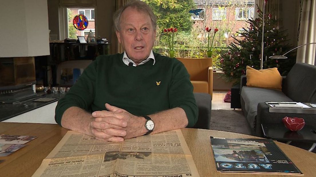 Rudi ter Heiden met voor zich een Poolse krant uit 1981
