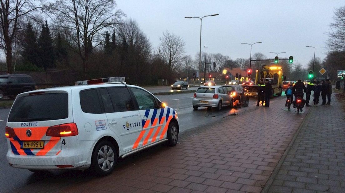 Kop-staartbotsing, auto's zitten aan elkaar vast