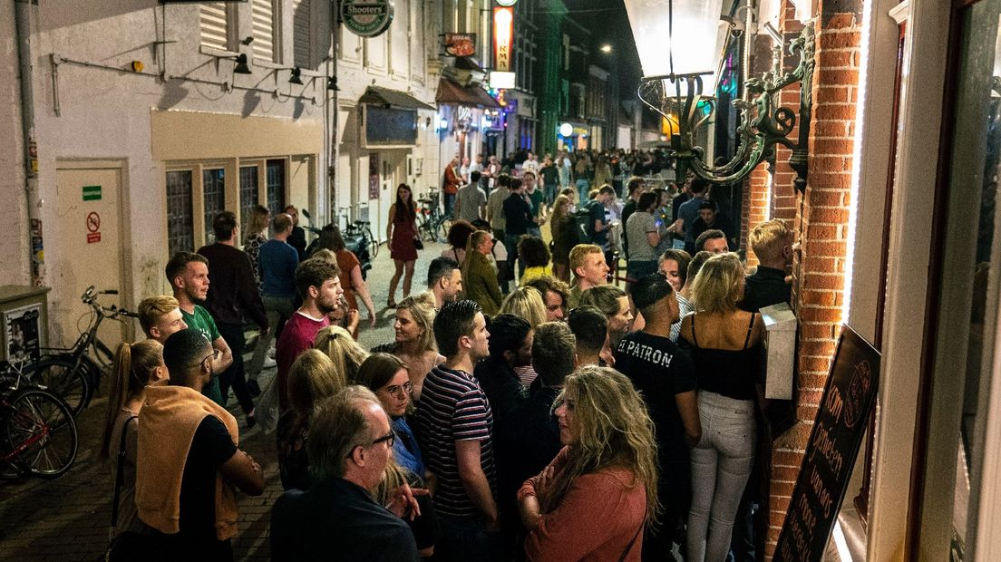 Een volle Peperstraat in het uitgaansgebied van Groningen