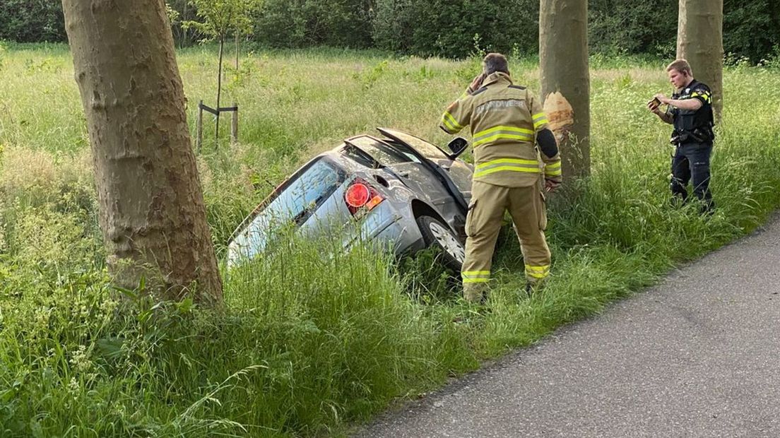 De auto belandde naast de weg.