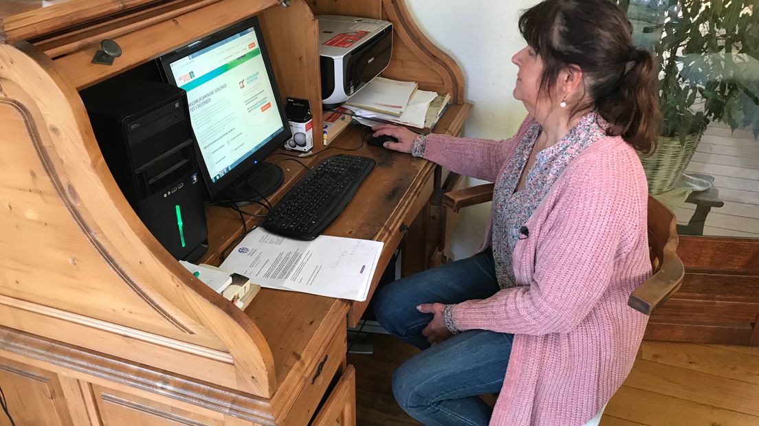 Jacqueline Bouwens achter haar 'trage' internetverbinding (Rechten: RTV Drenthe)