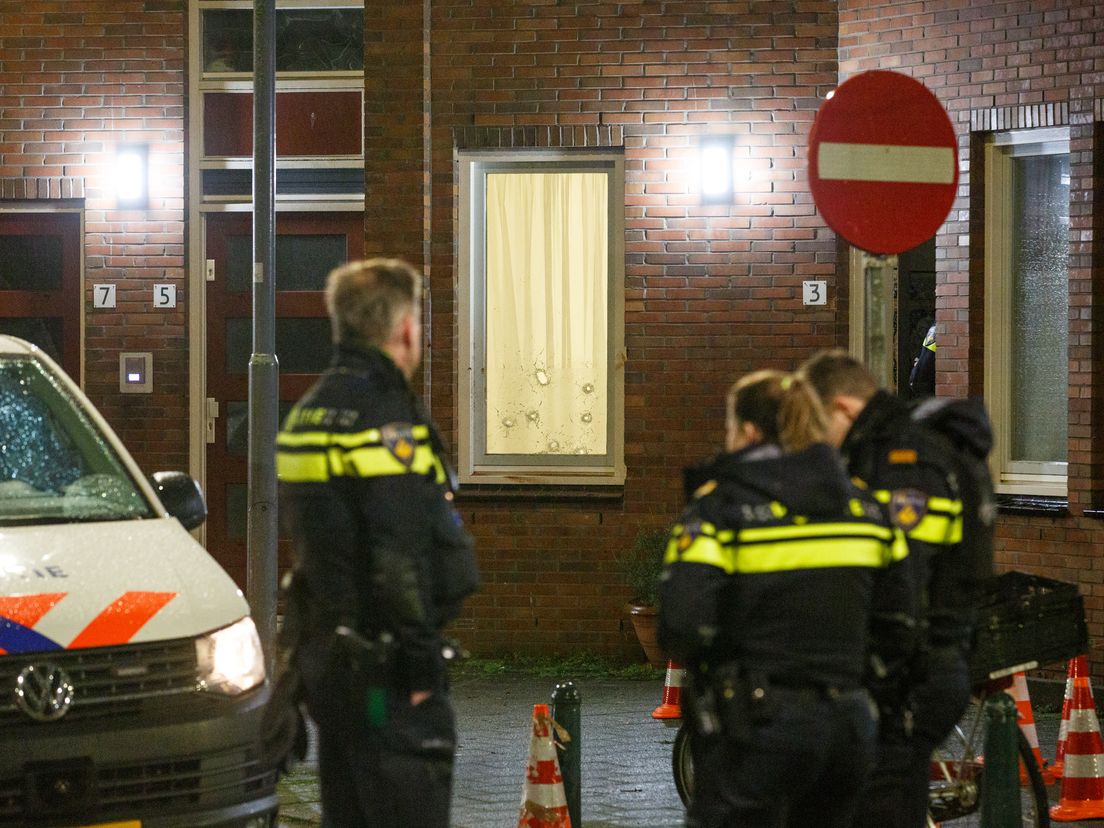 In het raam van het huis aan de Jan Kobellstraat in Rotterdam-West zitten zeven kogelgaten
