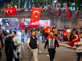 Politie schrijft 100 boetes uit aan Turkse Rotterdammers voor toeteren, vuurwerk en verkeersovertredingen