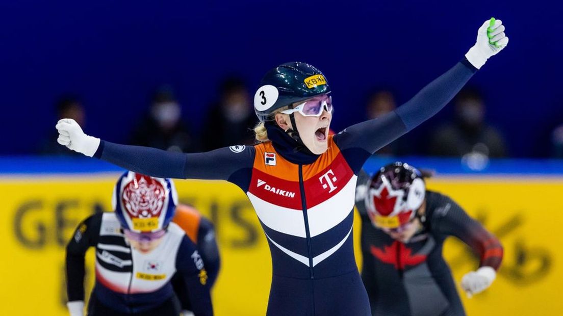 Xandra Velzeboer wint goud op de 1000 meter.