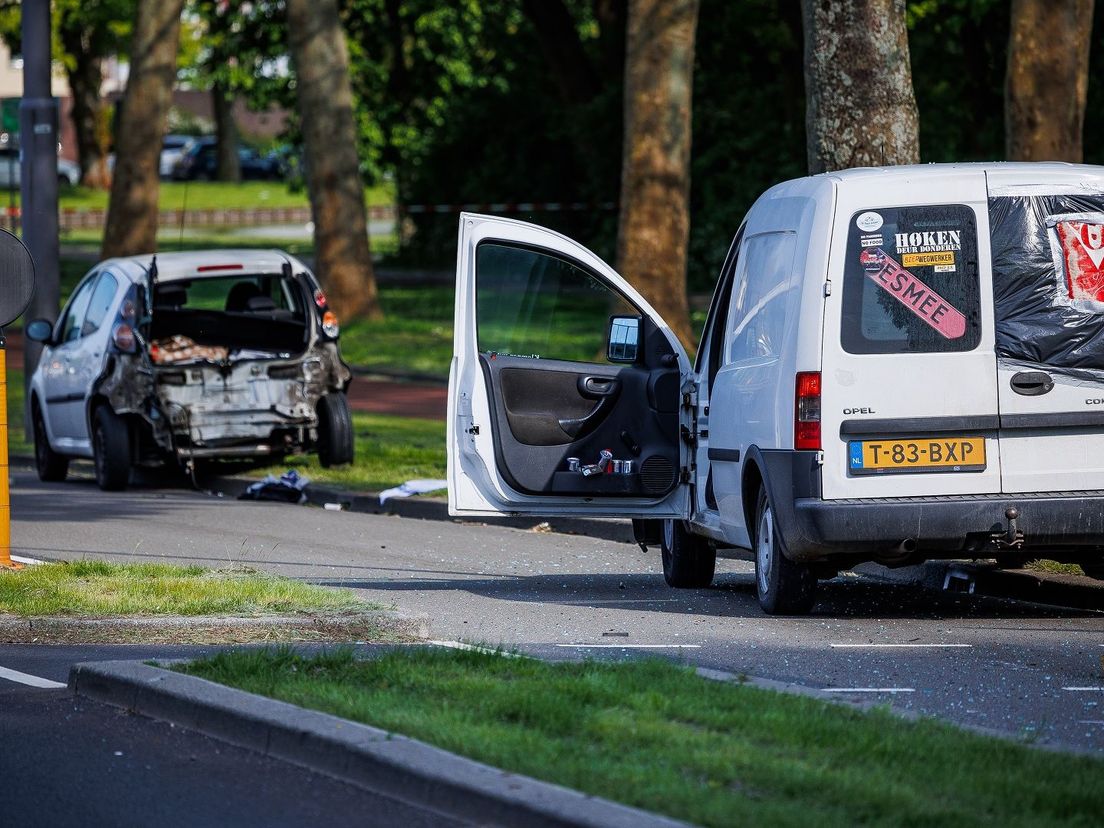 De auto's die na de aanrijding op elkaar botsten.